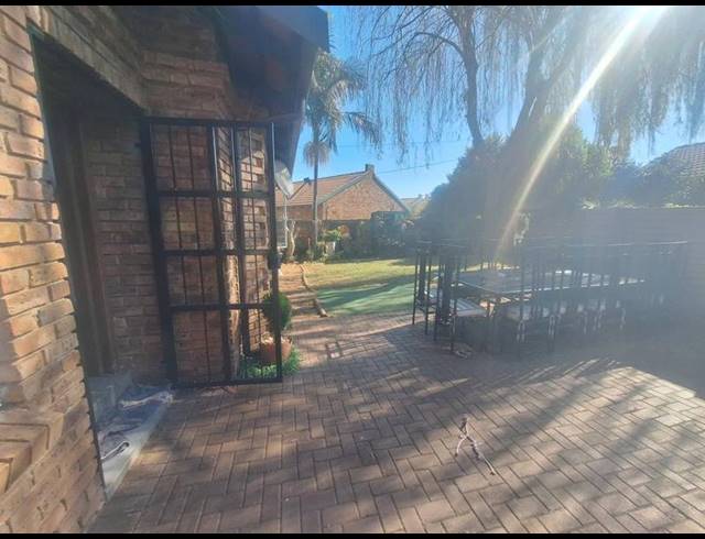2 BEDROOM TOWNHOUSE FOR SALE IN ROOIHUISKRAAL NORTH